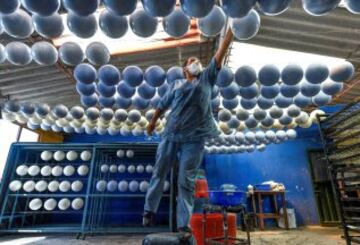 Balones colgados de los balcones, la estatua de un balón en la plaza del pueblo, un museo del balón, 20 fábricas de balones... está claro de qué vive el pequeño pueblo colombiano de Monguí.
