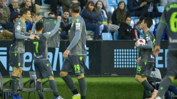 Juanmi muestra la camiseta de Sangalli