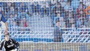 <b>LA SENTENCIA. </b>Riesgo no acertó la trayectoria del penalti lanzado por Martí que dejó resuelto el encuentro para los sevillistas.