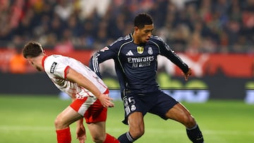 Soccer Football - LaLiga - Girona v Real Madrid - Estadi Montilivi, Girona, Spain - November 30, 2025 Real Madrid's Jude Bellingham ia Girona's Viktor Tsyhankov REUTERS/Albert Gea