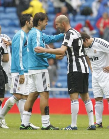 Morientes y Zidane se saludan después del partido.