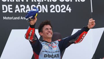 Marc Márquez en el podio de MotorLand.