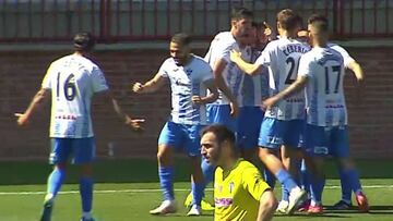 David Añón celebra con Vicente, y la piña de sus compañeros de fondo, el tercer gol del Talavera en el partido contra el Villarrubia.