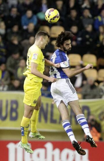 El centrocampista ruso del Villarreal Denís Chéryshev lucha un balón con el defensa de la Real Sociedad Íñigo Martínez.