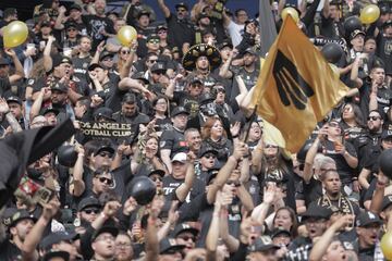 La afición del LAFC se hizo presente en el StubHub Center para el primer derbi angelino.