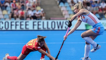 MOENCHENGLADBACH (Germany), 15/08/2025.- Renee van Laarhoven of Netherlands (R) in action against Paula Jimenez of Spain (L) during the womens semifinal match between Netherlands and Spain at the EuroHockey Championships 2025 in Moenchengladbach, Germany, 15 August 2025. (Alemania, Países Bajos; Holanda, España) EFE/EPA/RONALD WITTEK