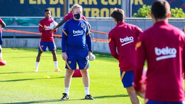 Koeman vigila el entrenamiento de ayer del Bar&ccedil;a con el portugu&eacute;s Trincao de espaldas.