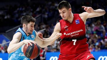 GRAF2473. MADRID, 10/03/2019.- El jugador del Movistar Estudiantes Darío Brizuela (i) juega una pelota ante Jonathan Barreiro, del Basket Zaragoza, durante el partido de la Liga ACB de baloncesto disputado este domingo en el WiZink Center, en Madrid. EFE/Chema Moya