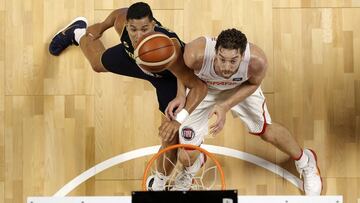 Pau Gasol trata de atrapar un rebote durante el partido disputado en M&aacute;laga entre Espa&ntilde;a y Venezuela.