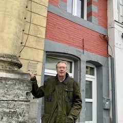 Un hombre compra una casa de 2 metros de ancho y 11 metros de largo: