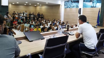 Pablo Guede en su despedida con toda la plantilla.