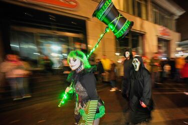Personas disfrazadas con trajes terroríficos participan en una marcha de protesta zombi de Halloween en el centro de la ciudad de Essen, Alemania.
