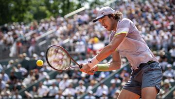 Chile's Nicolas Jarry returns the ball to Bulgaria's Grigor Dimitrov during their final match at the ATP 250 Geneva Open tennis tournament in Geneva on May 27, 2023. (Photo by Fabrice COFFRINI / AFP)