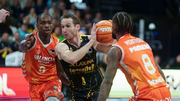 LA LAGUNA (TENERIFE), 14/03/2026.- El base del La Laguna Tenerife Marcelinho Huertas (c) entra a canasta ante el escolta del Valencia Basket, Brancou Badio (i) y el escolta del Valencia Basket, Jean Montero (d) durante el partido correspondiente a la Liga Endesa que se celebra este sábado en el Pabellón Santiago Martín de La Laguna (Tenerife), entre el La Laguna Tenerife y el Valencia Basket. EFE/Ramón de la Rocha
