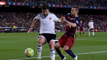 Valencia&#039;s defender Antonio Barragan (L) vies with Barcelona&#039;s defender Jordi Alba during the Spanish league football match FC Barcelona vs Valencia CF at the Camp Nou stadium in Barcelona on April 17, 2016. / AFP PHOTO / JOSEP LAGO