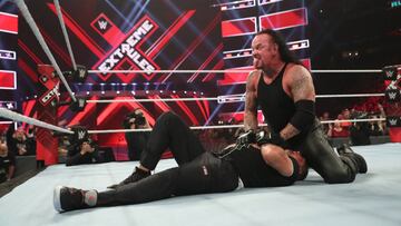 Undertaker realiza una cuenta de tres a Shane McMahon en Extreme Rules.