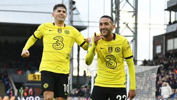 Ziyech y Pulisic celebran el gol del Chelsea frente al Brentford.