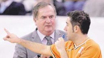 <b>MUY ENFADADO. </b>Maljkovic habla con García González durante el Real Madrid-Gran Canaria.