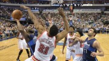 Wade (18) y Bosh (20) baten a Nowitzki (28) en Dallas