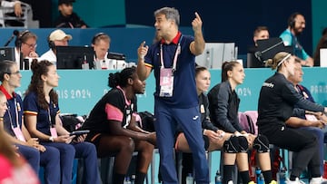 Ambros Martín da instrucciones a sus jugadoras en el Países Bajos-España