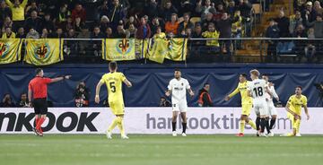 El ¨¢rbitro Michael Oliver se?al¨® penalti tras la falta de Ezequiel Garay a Vicente Iborra.