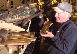 Nick Mead, el mecánico que abrió un antiguo tanque de guerra ruso y encontró un tesoro de lingotes de oro: “No sabíamos qué hacer”