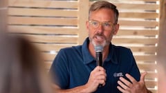 Erik Logan, CEO de la WSL, durante la rueda de prensa de presentaci&oacute;n del Surf Ranch Pro, con el micro en la mano explicando algo. En mayo del 2023. 