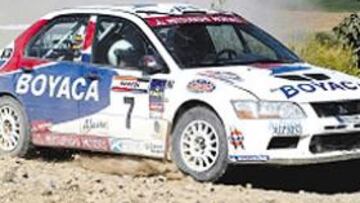 <b>RIVALES. </b>Villanueva, uno de los rivales del ex campeón de motos.