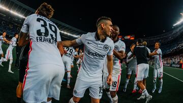 Rafael Santos Borré celebrando con sus compañeros de Eintracht Frankfurt tras una victoria en Europa League.