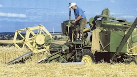 Leigh, agricultor, logra poner en funcionamiento su vieja cosechadora de 95 años: “Perdí todo propósito en la vida”