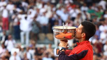 Tennis - French Open - Roland Garros, Paris, France - June 11, 2023 Serbia's Novak Djokovic kisses the trophy after winning the French Open REUTERS/Lisi Niesner