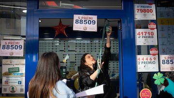 Empleadas de la administración de Lotería situada en el centro comercial Las Arenas de Barcelona, que ha vendido parte de un cuarto y quinto premio del Sorteo Extraordinario de Lotería de Navidad, correspondientes a los número ‘25296’ y ‘88509’, respectivamente, decoran la administración, a 22 de diciembre de 2022, en Barcelona, Catalunya (España). Además de vender un cuarto y quinto premio del Sorteo Extraordinario de Lotería de Navidad, la administración cuenta con 100 botellas de cava y ofrece clases de bachata para celebrarlo.
22 DICIEMBRE 2022;GORDO;SORTEO;SORTEO EXTRAORDINARIO;NAVIDAD;2022;PREMIO GORDO
David Zorrakino / Europa Press
22/12/2022