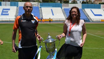 Antonio y Manoli posan con la Copa de la Reina de 2015.