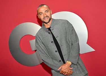 Jesse Williams posa en la alfombra roja de la gala 'Hombres del año 2025' de GQ en Los Ángeles.