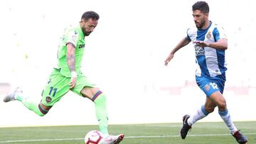 Dídac intenta frenar a Morales en el Espanyol-Levante.