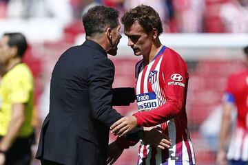 Atletico Madrid's Argentinian coach Diego Simeone talks to his French forward Antoine Griezmann.