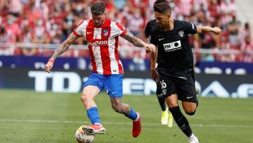 MADRID, 22/08/2021.- El defensa ingl&eacute;s del Atl&eacute;tico de Madrid Kieran Trippier (i) pelea un bal&oacute;n con el centrocampista Fidel Chaves del Elche, durante el partido de la segunda jornada de LaLiga que Atl&eacute;tico de Madrid y Elche CF