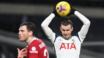 Gareth Bale se dispone a sacar de banda en Tottenham-Liverpool de la Premier League.