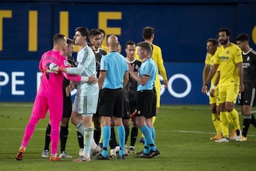 Villarreal and Real Madrid players after the game at La Cerámica.