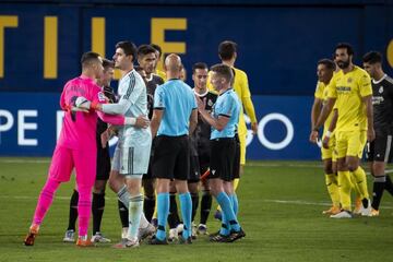 Villarreal and Real Madrid players after the game at La Cerámica.