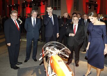 Sus Majestades los Reyes disfrutan de la exposición habilitada para la Gala.