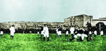 El 13 de mayo de 1902 se jugó el primer Madrid-Barça de la historia. Este encuentro estuvo marcado por el protagonismo de los jugadores con apellidos extranjeros y por la extraordinaria deportividad. Los azulgranas ganaron 3-1. Sus goles los anotaron Steinberg (dos veces) y el suizo Hans Gamper, su fundador, mientras que el tanto madridista lo marcó el británico Arthur Johnson.
