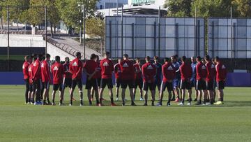 Entrenanmiento del Real Valladolid antes del partido contra el Atlético de Madrid.
Sergio Gonzalez, entrenador del Real valladoid, dirigiéndose a sus jugadores
