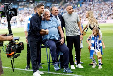 El 'vasco de Gales' posa junto a Xabi Alonso, Sergio Francisco y el presidente de la Real Sociedad, Jokin Aperribay, en los prelógenos del encuentro.