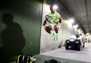 Calentamiento previo de Rafael Nadal antes del inicio del encuentro frente a Roger Federer en el Masters de Indian Wells de 2017. 