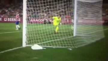 El increíble error del arquero del Málaga que acabó en gol