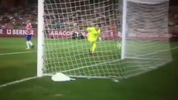 Gonen se la l¨ªa al M¨¢laga: la pifia y le marcan el gol tonto del verano