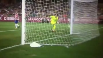 Tremendo error del arquero del Málaga: le marcan el gol tonto del verano