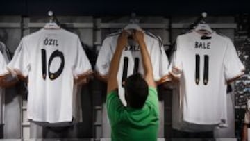 La camiseta de Özil, con el 10, junto a la de Bale.