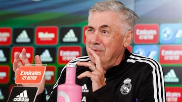 VALDEBEBAS (MADRID), 01/10/2022.- El entrenador del Real Madrid, Carlo Ancelotti, da una rueda de prensa tras dirigir un entrenamiento del equipo en la ciudad deportiva del club en Valdebebas (Madrid), este sábado, en la víspera de su partido de LaLiga Santander contra el Osasuna. EFE/ Chema Moya
